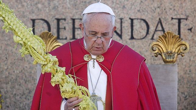 El Papa Francisco, con una palma durante la celebración del Domingo de Ramos