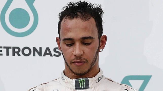 Hamilton, cariacontecido en el podio