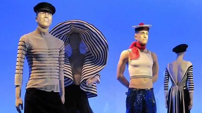 Varios de los diseños presentados en la exposición dedicada a Jean-Paul Gaultier