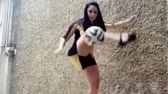 El fenómeno viral de la futbolista con tacones y minifalda