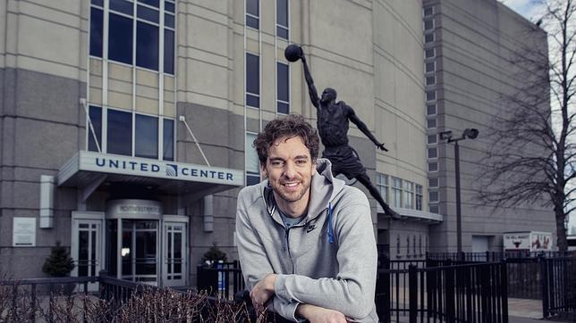 Pau Gasol, junto a la estatua de Jordan en Chicago