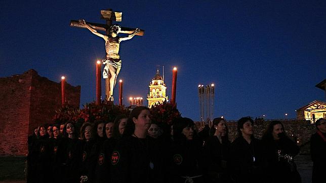 La primera salida del Cristo de la Fortaleza reúne a cientos de personas