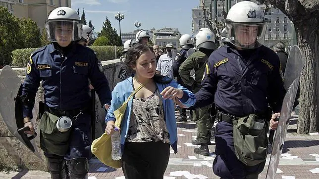 La policía detiene a una activista después de que un grupo anarquista protagonizase una protesta en el Parlamento griego en Atenas