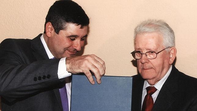 Lamberto Tapetado, a la derecha, en una foto de archivo junto al actual presidente Mario Contento