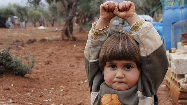 Toda la verdad sobre la foto de la niña siria que se «rinde» ante una cámara de fotos