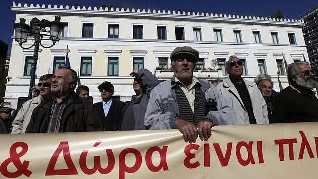 Un grupo de ancianos protesta para pedir la subida de las pensiones en el centro de Atenas