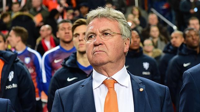 Hiddink: «Los que han pitado a Iniesta son unos sinvergüenzas»