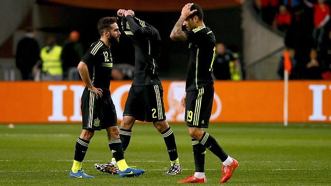 Los jugadores de España se lamentan de una ocasión fallida en Holanda