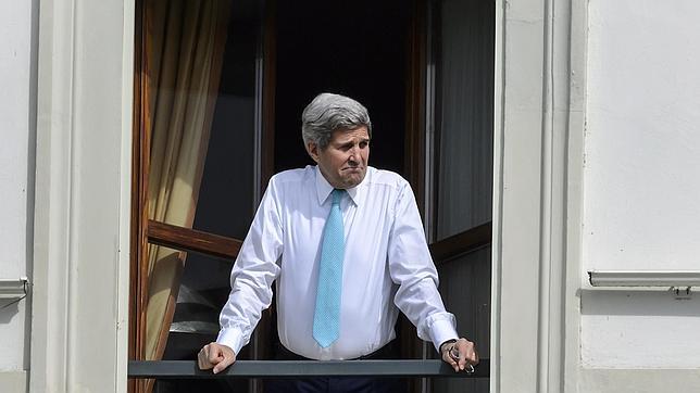 El secretario de Estado norteamericano asomado a una ventana del hotel donde se llevan a cabo las negociaciones