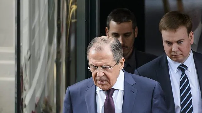 El ministro de Exteriores de Rusia, Serguéi Lavrov (i), durante un descanso tras una reunión de la nueva ronda de negociaciones sobre el programa nuclear de Irán, en Lausana