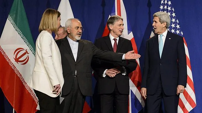 Federica Mogherini (i), Mohamad Yavad Zarif, Philip Hammond y John Kerry (d), este jueves en Lausana