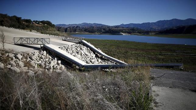 California impone restricciones de agua por la histórica sequía que sufre