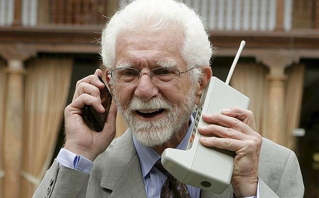 Se cumplen 42 años de la primera conversación por teléfono móvil