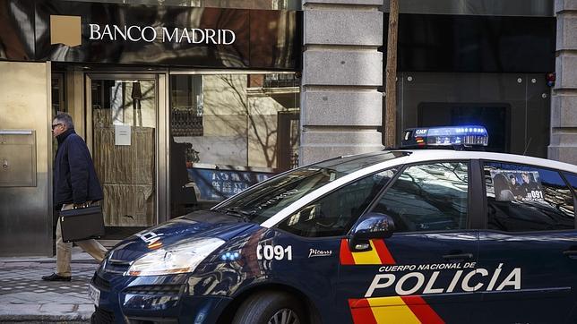 La Policía, a las puertas de una sucursal de anco Madrid tras la intervención