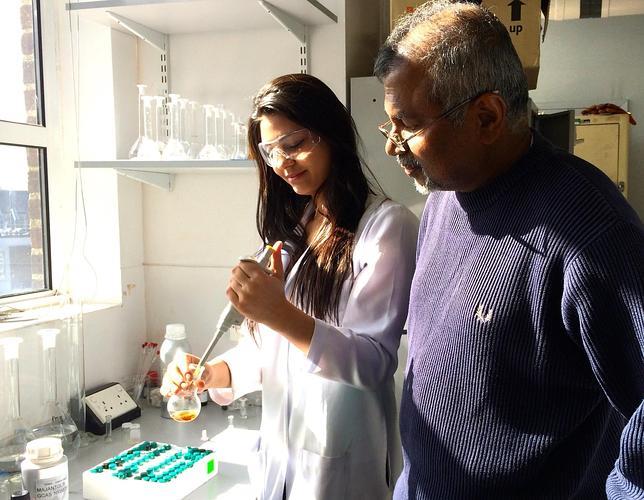 Nimal Gunaratne, en el laboratorio de Líquido Iónico de la Universidad de Belfast