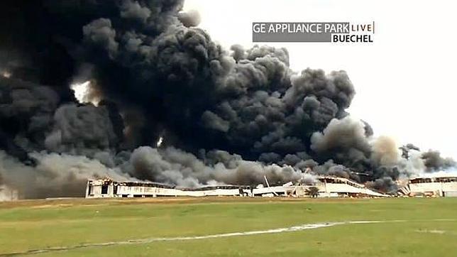 Bomberos combaten un enorme incendio en una planta industrial de Kentucky