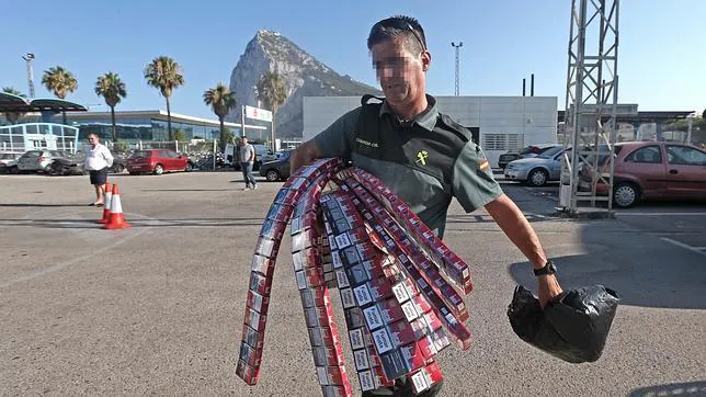 Un guardia civil con el tabaco de contrabando confiscado en Gibraltar