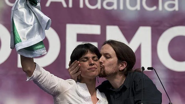 Pablo Iglesias besa a Teresa Rodríguez durante la campaña de las elecciones andaluzas