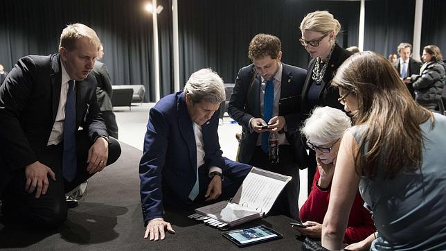 John Kerry, con su equipo, durante la reunión en Lausana