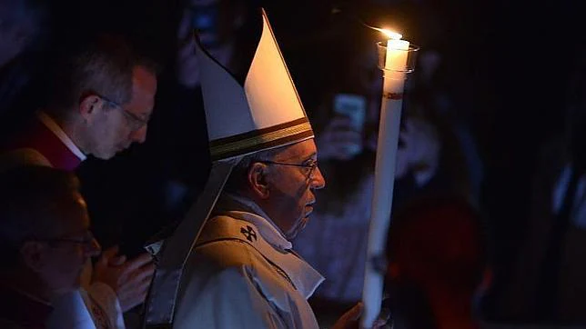 El Papa Francisco preside la misa de la vigilia pascual en la basílica de San Pedro