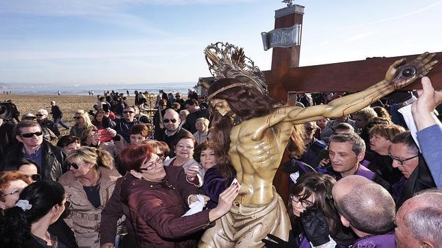 Semana Santa Marinera: los Cristos coinciden en la playa con los bañistas