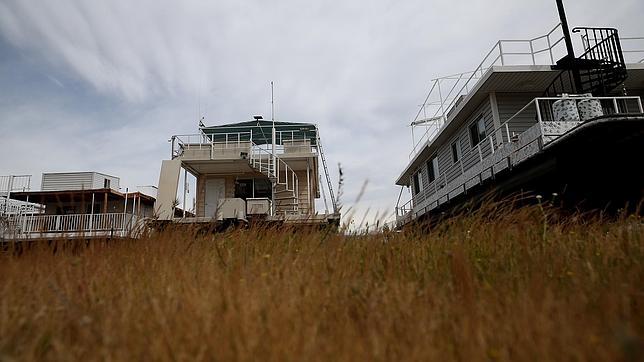 Casas flotantes varadas en un lago de California que ha impuesto restricciones en el consumo de agua