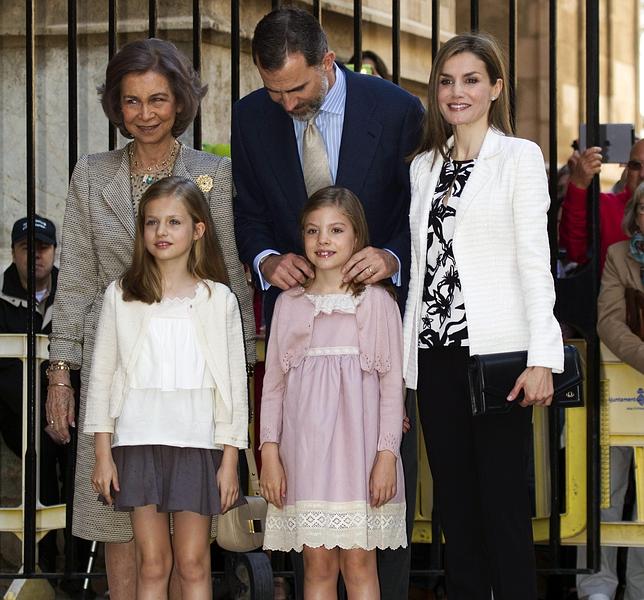 La Reina Letizia y el resto de la Familia Real, tras la misa de Pascua de 2015