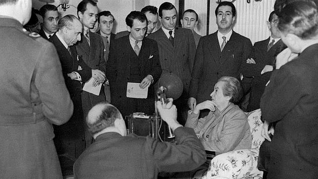 Gabriela Mistral, en la rueda de prensa que ofreció en Roma tras ser recibida por el Papa en enero de 1946
