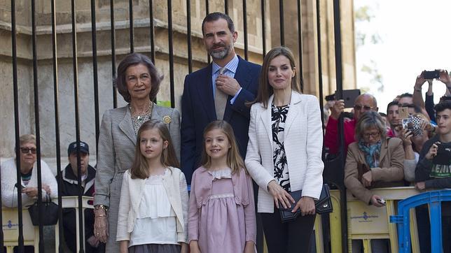 Los Reyes, sus hijas y la Reina Sofía asisten a la misa de Pascua en Palma