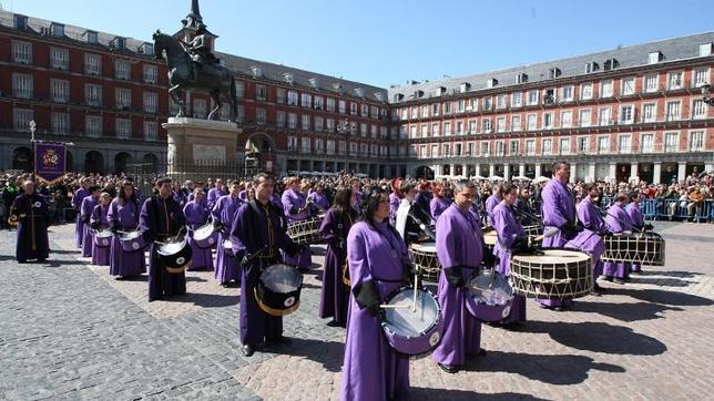 La tamborrada en la Plaza Mayor pone fin a la Semana Santa en Madrid