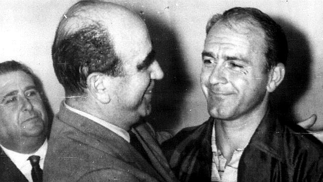Alfredo Di Stefano con el embajador español tras ser liberado de su secuestro