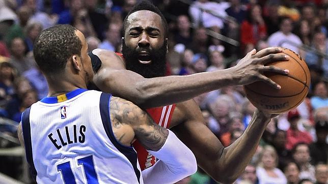 Harden gana el duelo de bombarderos a Westbrook