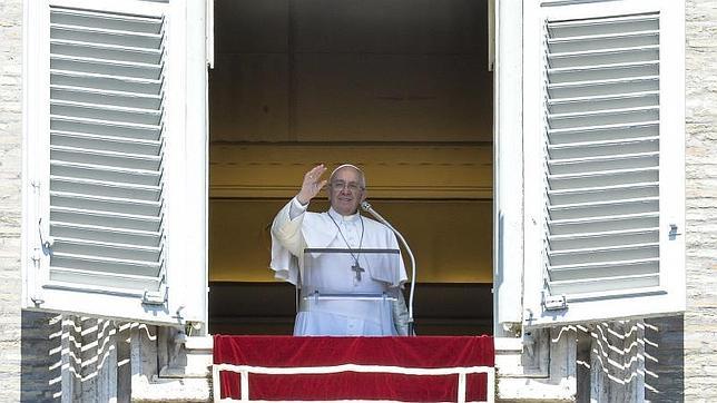 El Papa Francisco durante el rezo del Regina Coeli este lunes en la plaza de San Pedro