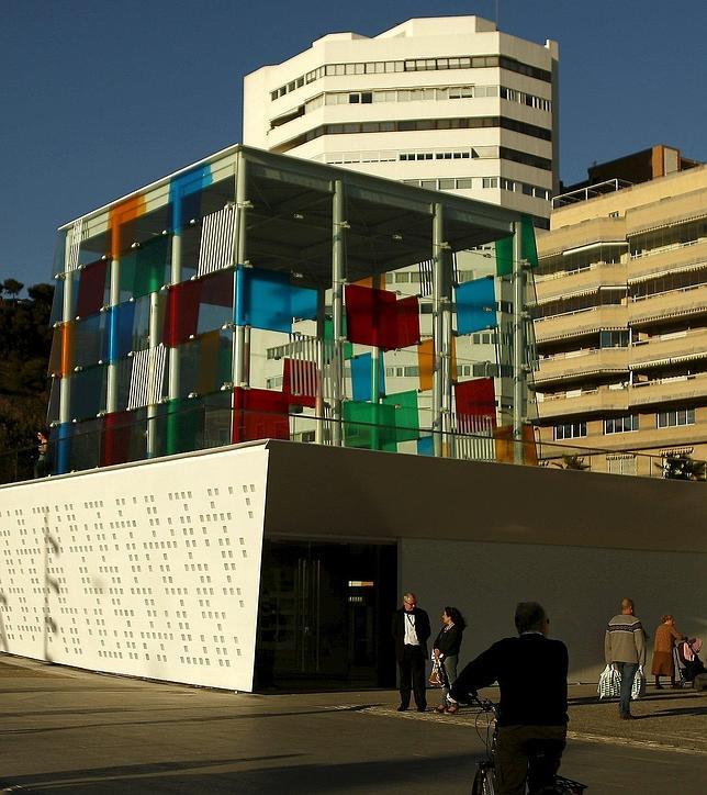 Exterior del Pompidou-Málaga, con el cubo de Daniel Buren en primer plano