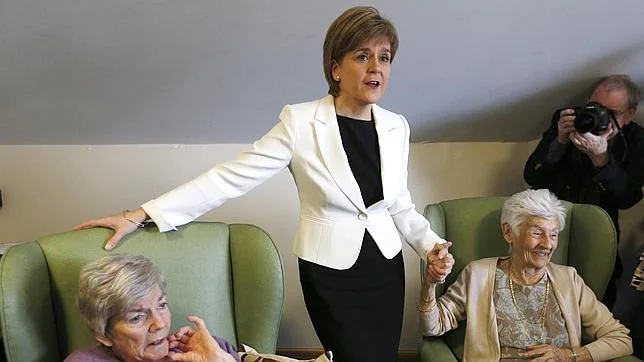 La primera ministra escocesa, Nicola Sturgeon, en una residencia de mayores en Glasgow