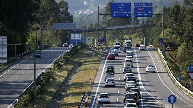 Estado del tráfico en la carretera A52, en las inmediaciones de Vigo, esta Semana Santa