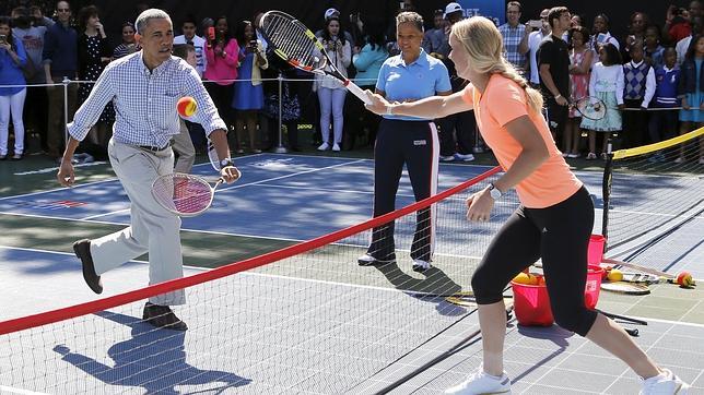 Wozniacki enseña sus secretos a Barack Obama