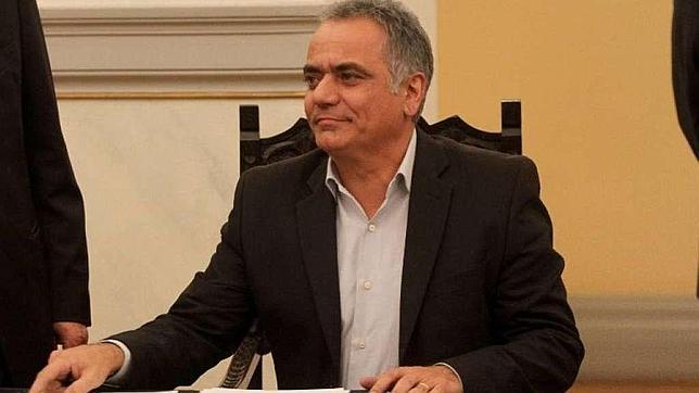El ministro griego de Trabajo inspecciona personalmente el aeropuerto de Atenas en busca de ilegales