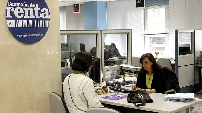 Una mujer pide información en una oficina de la Agencia Tributaria en Madrid
