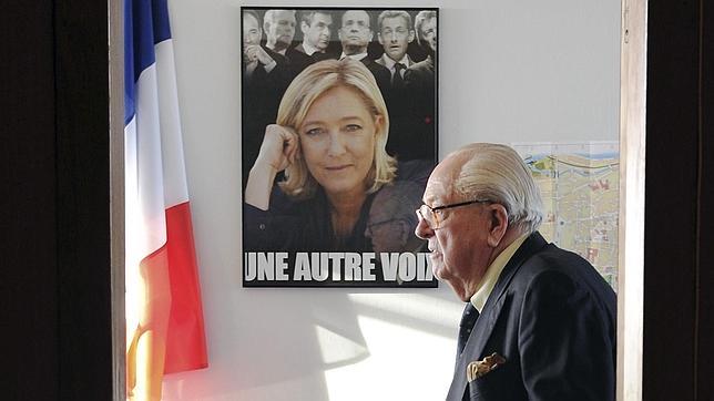 Jean-Marie Le Pen, junto a un cartel electoral con la imagen de su hija Marine