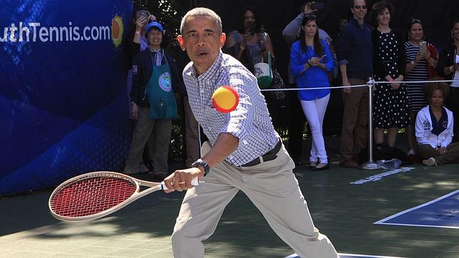 Obama juega al tenis en una celebración de la Pascua en la Casa Blanca