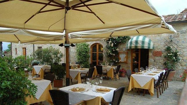 Terraza del restaurante italiano en Castellina in Chianti