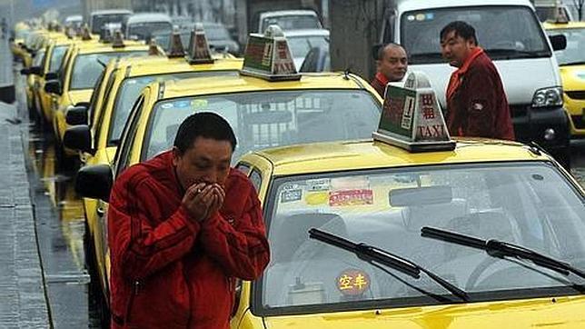 Encadenados al volante de un taxi chino