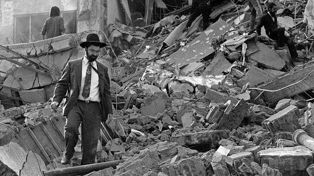 Un hombre camina por los restos del edificio de la AMIA en Buenos Aires tras el atentado de 1994