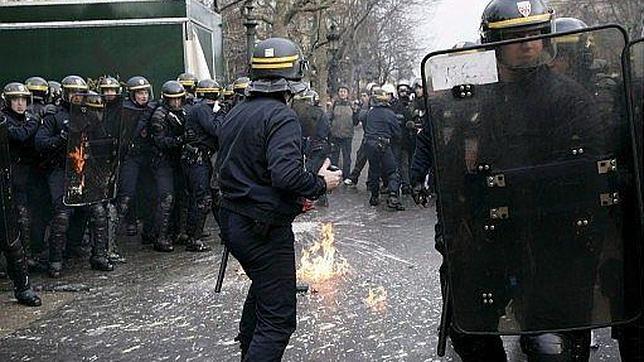 La nueva política antiterrorista francesa incrementa las bajas laborales de la policía