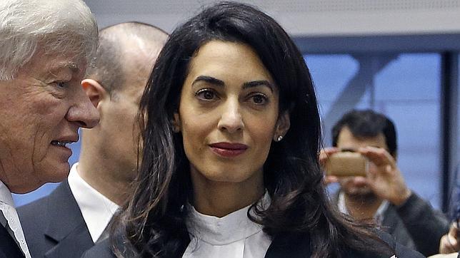 Amal Clooney defenderá al expresidente de Maldivas