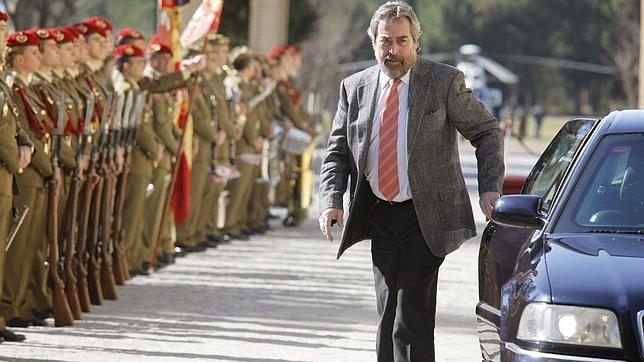 Juan Alberto Belloch junto al coche oficial durante un acto castrense