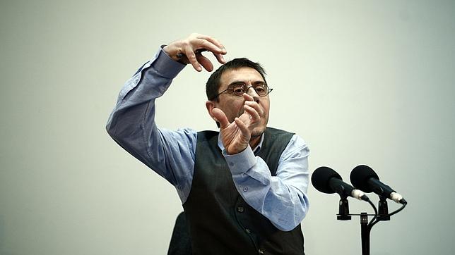 Monedero: debate y yoga con teólogos, budistas y sacerdotes en una parroquia