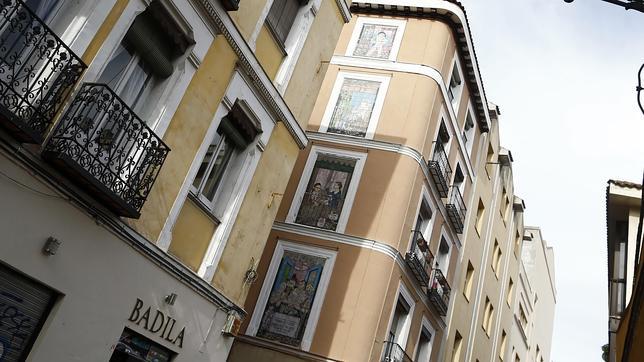 Los cuatro tesoros que adornan la fachada del edificio en el que vivió Picasso