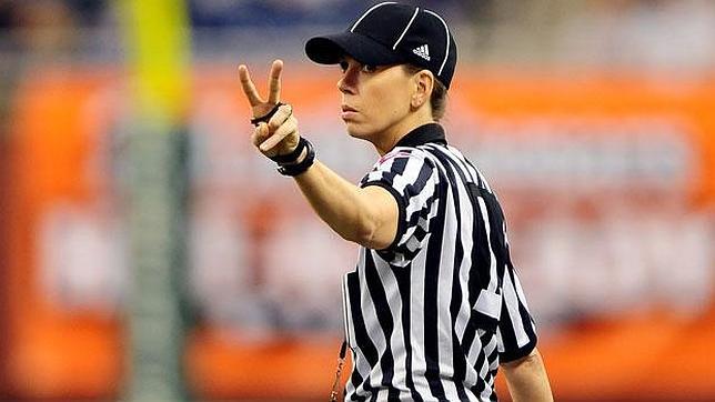 Sarah Thomas, la primera mujer árbitro de la NFL